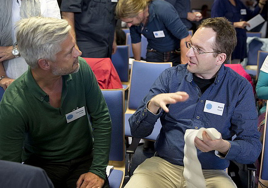 Foto zum Thema Mark Hosak im Gespräch mit einem Teilnehmer